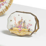 Meissen. PORCELAIN LID FOR A SNUFF TIN WITH HÖROLDT CHINOISERIES - photo 1