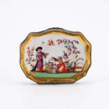 Meissen. PORCELAIN LID FOR A SNUFF TIN WITH HÖROLDT CHINOISERIES - photo 2