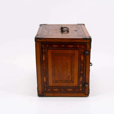 Tyrol. WOODEN CABINET CHEST WITH CITY SILHOUETTE - photo 4