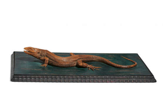 Presumably Germany. NATURALISTIC WOODEN MODEL OF A LIZARD - photo 1