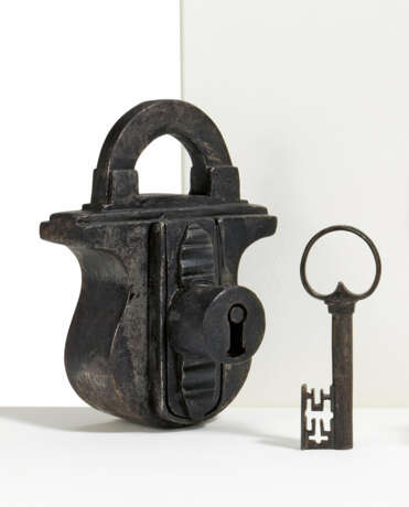 Germany. LARGE IRON PADLOCK - photo 1