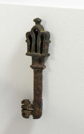 LARGE BRASS KEY - фото 1