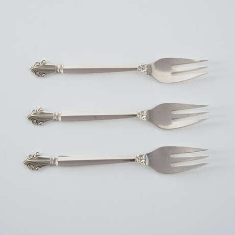 Georg Jensen. LARGE SILVER "ACANTHUS" CUTLERY SET WITH 198 PIECES - photo 1