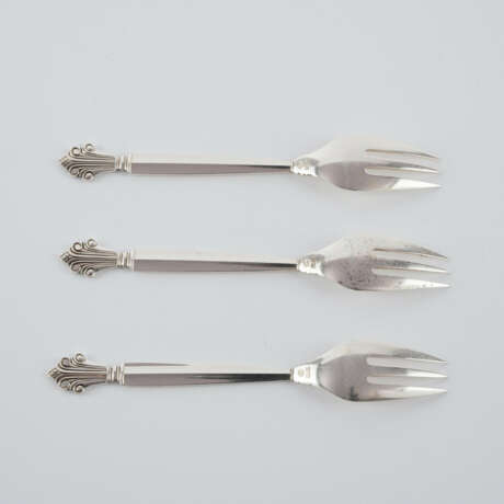 Georg Jensen. LARGE SILVER "ACANTHUS" CUTLERY SET WITH 198 PIECES - photo 2