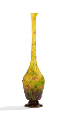 Daum Frères. RARE 'BRYONE' GLASS VASE WITH BERRY BRANCHES AND SCULPTED BERRIES - фото 1