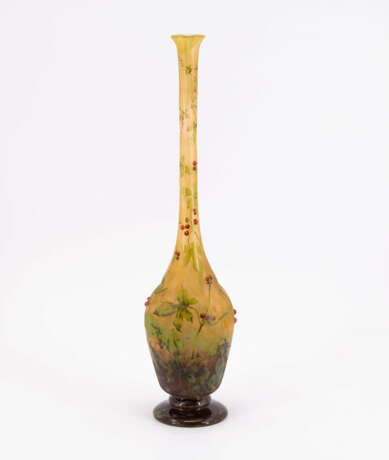 Daum Frères. RARE 'BRYONE' GLASS VASE WITH BERRY BRANCHES AND SCULPTED BERRIES - photo 2