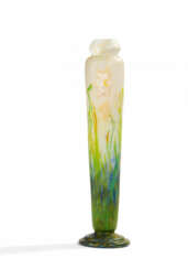 Daum Frères. LARGE GLASS SOLIFLORE WITH RARE DAFFODIL DECORATION