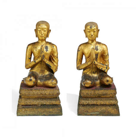 PAIR OF SITTING BRONZE ADORANTS - photo 1