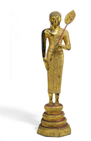 BRONZE FIGURINE OF A BUDDHIST MONK WITH FAN - фото 1