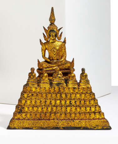 BRONZE BUDDHA SHAKYAMUNI IN RULERS' JEWELLERY WITH HIS 100 PUPILS - photo 1