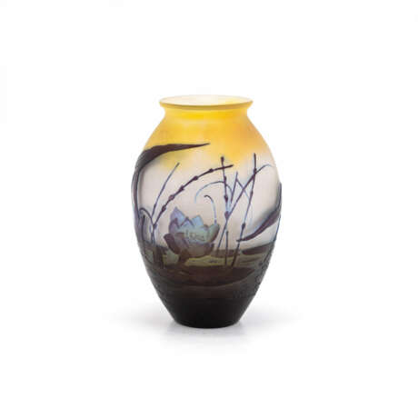 Emile Gallé. SMALL GLASS VASE WITH WATER LILY DECOR - photo 1