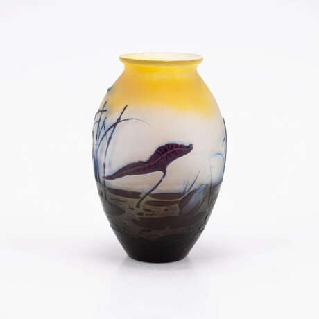 Emile Gallé. SMALL GLASS VASE WITH WATER LILY DECOR - photo 2