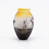 Emile Gallé. SMALL GLASS VASE WITH WATER LILY DECOR - photo 3