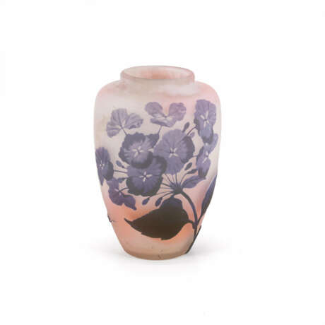 Emile Gallé. BALUSTER-SHAPED GLASS VASE WITH HYDRANGEAS - фото 1