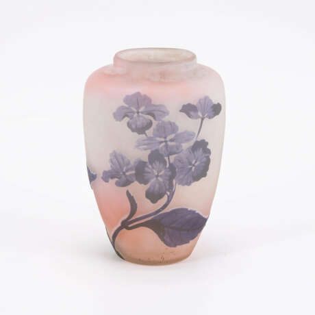 Emile Gallé. BALUSTER-SHAPED GLASS VASE WITH HYDRANGEAS - фото 3