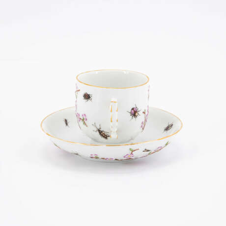 Meissen. PORCELAIN CUP AND SAUCER WITH FLORAL RELIEFS AND INSECT PAINTINGS - photo 2