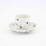 Meissen. PORCELAIN CUP AND SAUCER WITH FLORAL RELIEFS AND INSECT PAINTINGS - photo 2