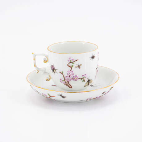 Meissen. PORCELAIN CUP AND SAUCER WITH FLORAL RELIEFS AND INSECT PAINTINGS - photo 3