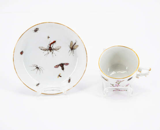 Meissen. PORCELAIN CUP AND SAUCER WITH FLORAL RELIEFS AND INSECT PAINTINGS - photo 5