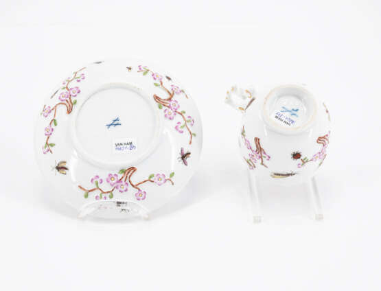 Meissen. PORCELAIN CUP AND SAUCER WITH FLORAL RELIEFS AND INSECT PAINTINGS - photo 6