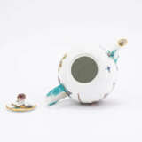 Meissen. PORCELAIN TEA POT WITH SHOPPING SCENES AND MOULDED FLOWERS - photo 4