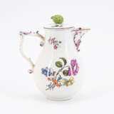 Meissen. PORCELAIN PLANTER AND SMALL JUG WITH WOODCUT FLOWERS - photo 3