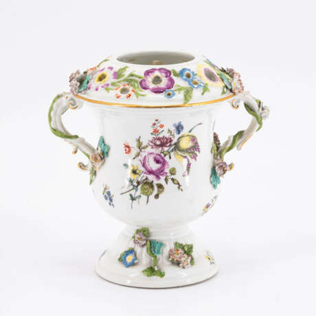 Meissen. PORCELAIN PLANTER AND SMALL JUG WITH WOODCUT FLOWERS - photo 8