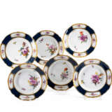 Meissen. SIX PORCELAIN PLATES WITH COBALT BLUE RIM AND GOLD-FRAMED FLORAL CARTOUCHES - photo 1