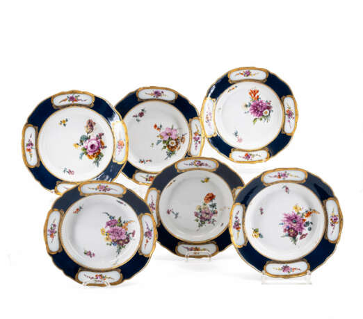 Meissen. SIX PORCELAIN PLATES WITH COBALT BLUE RIM AND GOLD-FRAMED FLORAL CARTOUCHES - photo 1