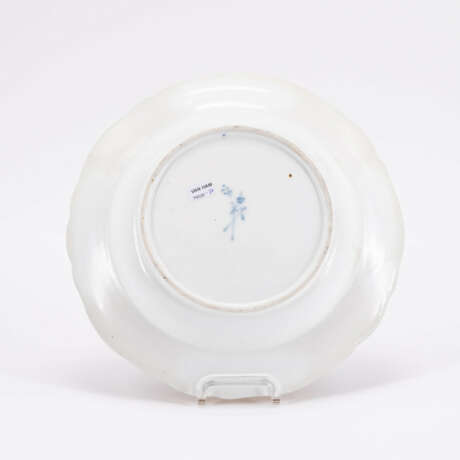 Meissen. SIX PORCELAIN PLATES WITH COBALT BLUE RIM AND GOLD-FRAMED FLORAL CARTOUCHES - photo 2