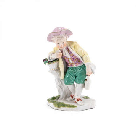 Meissen. PORCELAIN FIGURINE OF A BOY WITH BASKET FLASK - фото 1