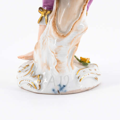 Meissen. PORCELAIN FIGURINE OF A FLANEUR WITH A HAT DECORATED WITH FLOWERS FROM THE "GALANT CHAPEL" - фото 6