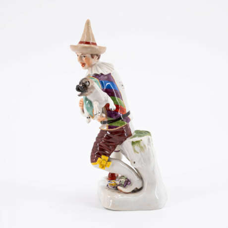 Meissen. PORCELAIN FIGURINE OF THE HARLEQIN WITH PUG AFTER THE IMAGE OF THE "COMMEDIA DELL'ARTE" - photo 2