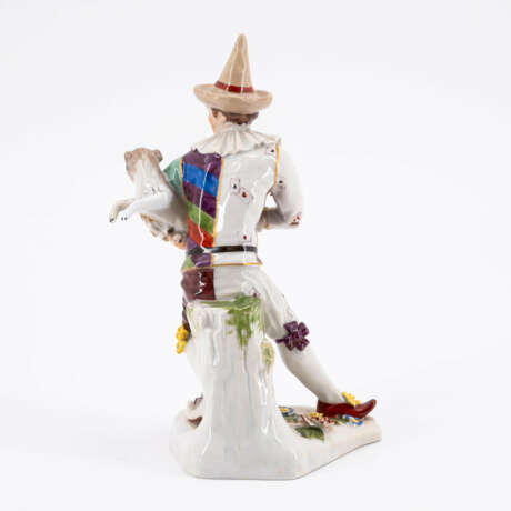 Meissen. PORCELAIN FIGURINE OF THE HARLEQIN WITH PUG AFTER THE IMAGE OF THE "COMMEDIA DELL'ARTE" - photo 3