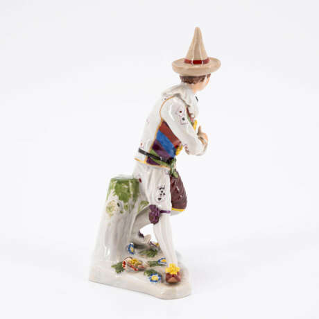 Meissen. PORCELAIN FIGURINE OF THE HARLEQIN WITH PUG AFTER THE IMAGE OF THE "COMMEDIA DELL'ARTE" - photo 4