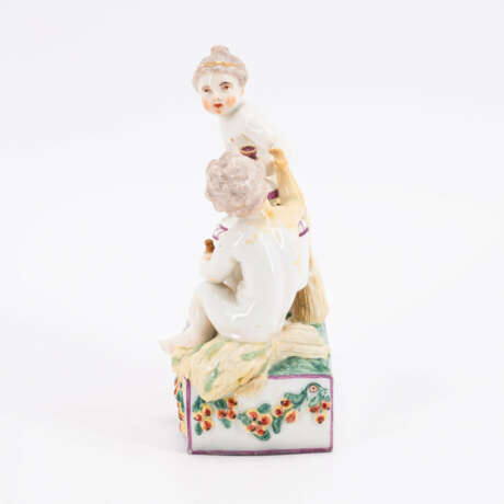 Ludwigsburg. PORCELAIN PAIR OF CUPID FIGURINES AS AN ALLEGORY OF THE AUTUMN - фото 2