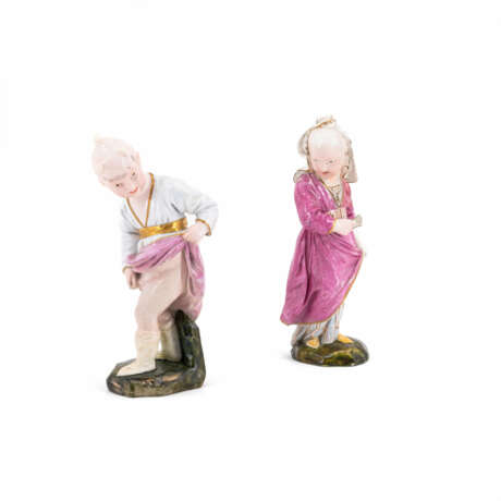 Höchst. PAIR OF PORCELAIN FIGURINES OF AN ''UNEMBARRASSED CHINESE BOY'' AND A ''CHINESE GIRL WITH FAN'' - photo 3