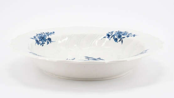 Tournai. LARGE PORCELAIN BOWL WITH FLORAL DECOR PAINTED IN BLUE UNDER THE GLAZE - photo 3