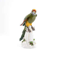 Meissen. PORCELAIN FIGURINE OF A PARROT WITH GREEN FEATHERS ON A TREE TRUNK