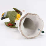 Meissen. PORCELAIN FIGURINE OF A PARROT WITH GREEN FEATHERS ON A TREE TRUNK - photo 5