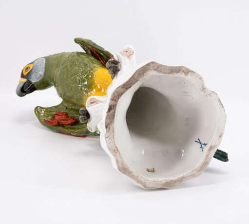 Meissen. PORCELAIN FIGURINE OF A PARROT WITH GREEN FEATHERS ON A TREE TRUNK - photo 5