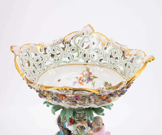 Meissen. THREE-PART PORCELAIN CENTREPIECE WITH GALLANT COUPLE - photo 4