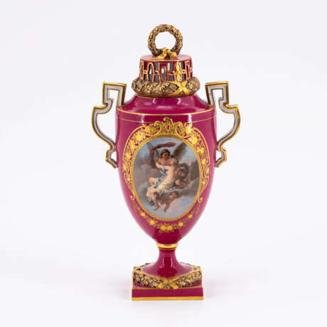 Meissen. SMALL PORCLEAIN VASE WITH HANDLES WITH DEPICTION OF VENUS - photo 3