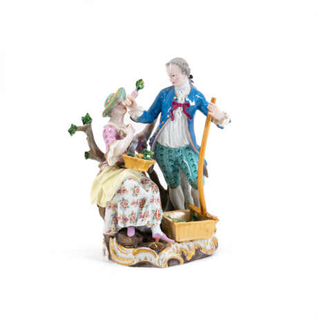 Meissen. PORCELAIN FIGURINES OF A GARDENER COUPLE WITH TURNIPS - фото 1