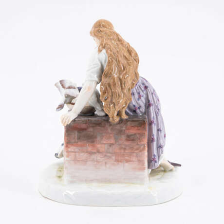 Meissen. PORCELAIN FIGURINE OF CINDERELLA - photo 3