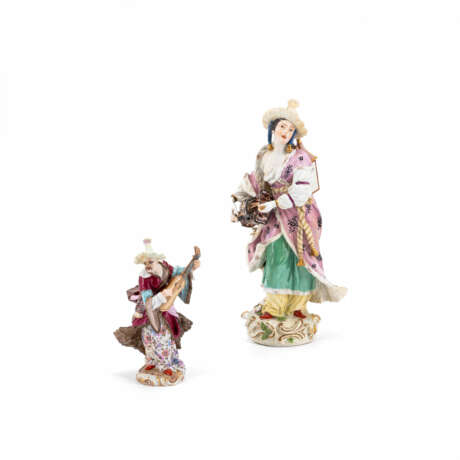 Meissen. LARGE PORCELAIN FIGURINE OF A MALABAR PLAYING THE HURDY-GURDY AND A SMALL PORCELAIN FIGURINE OF A MALABAR PLAYING THE LYRE - photo 1