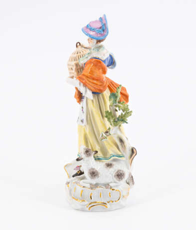 Meissen. LARGE PORCELAIN FIGURINE OF A SHEPHERDESS WITH BIRD CAGE - photo 2