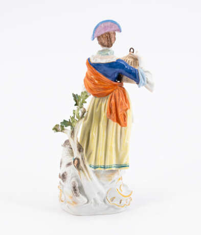 Meissen. LARGE PORCELAIN FIGURINE OF A SHEPHERDESS WITH BIRD CAGE - photo 3