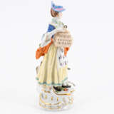 Meissen. LARGE PORCELAIN FIGURINE OF A SHEPHERDESS WITH BIRD CAGE - photo 4