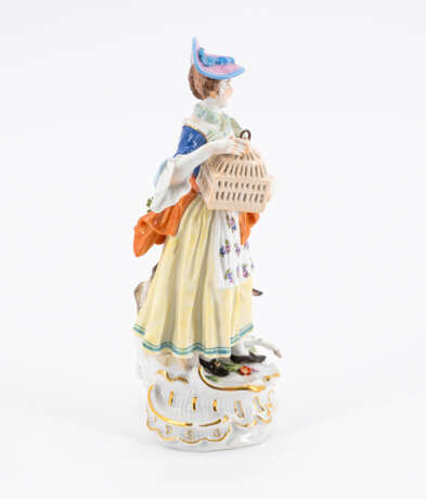 Meissen. LARGE PORCELAIN FIGURINE OF A SHEPHERDESS WITH BIRD CAGE - photo 4